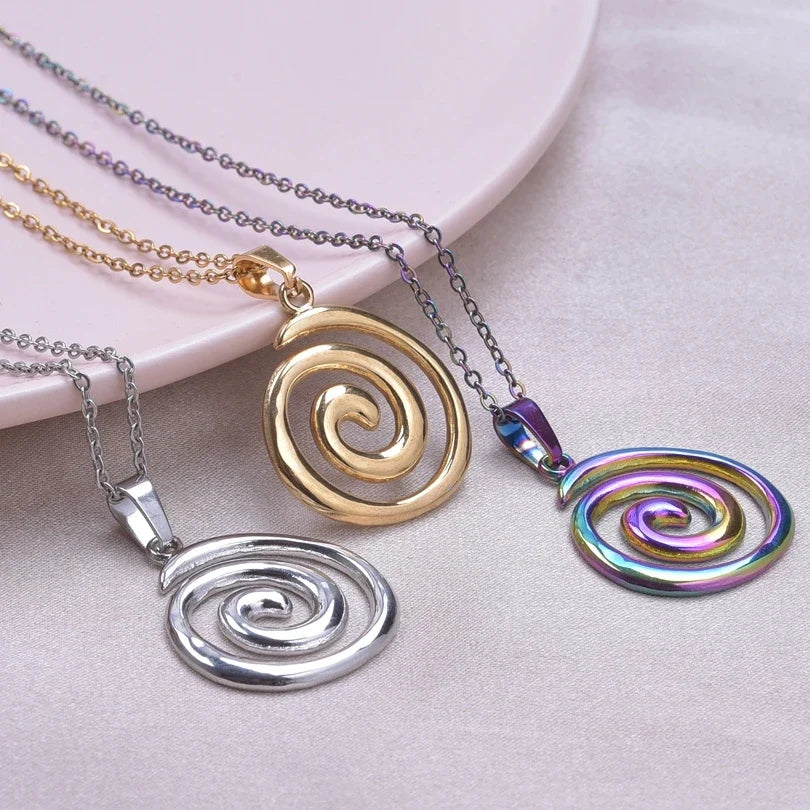 Collar con gran dije espiral calada dorado