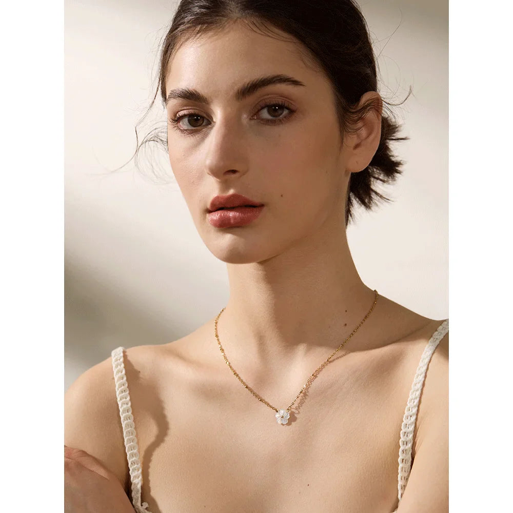 Collar con bonito colgante de flor blanca
