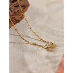 Collar con bonito colgante de flor blanca