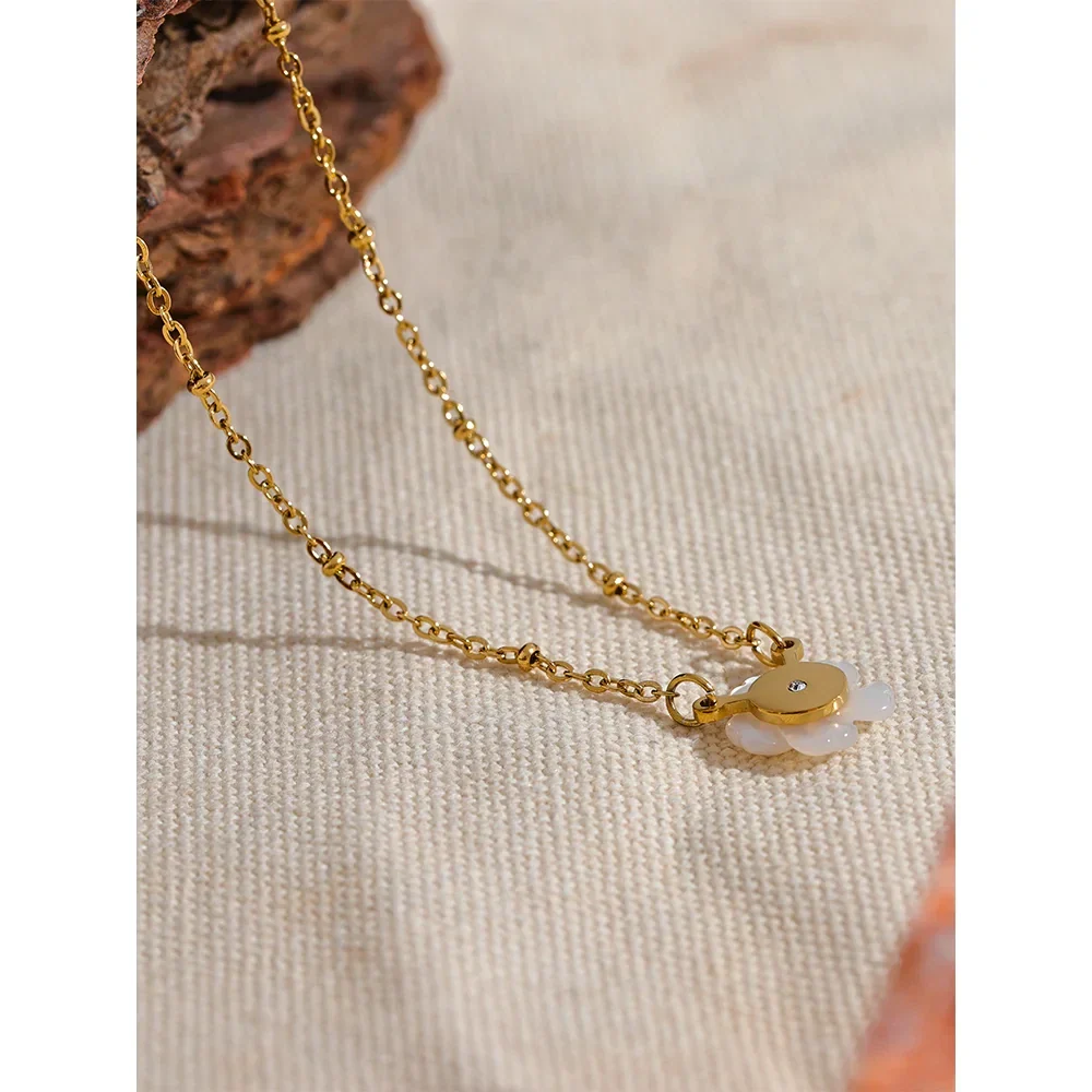 Collar con bonito colgante de flor blanca