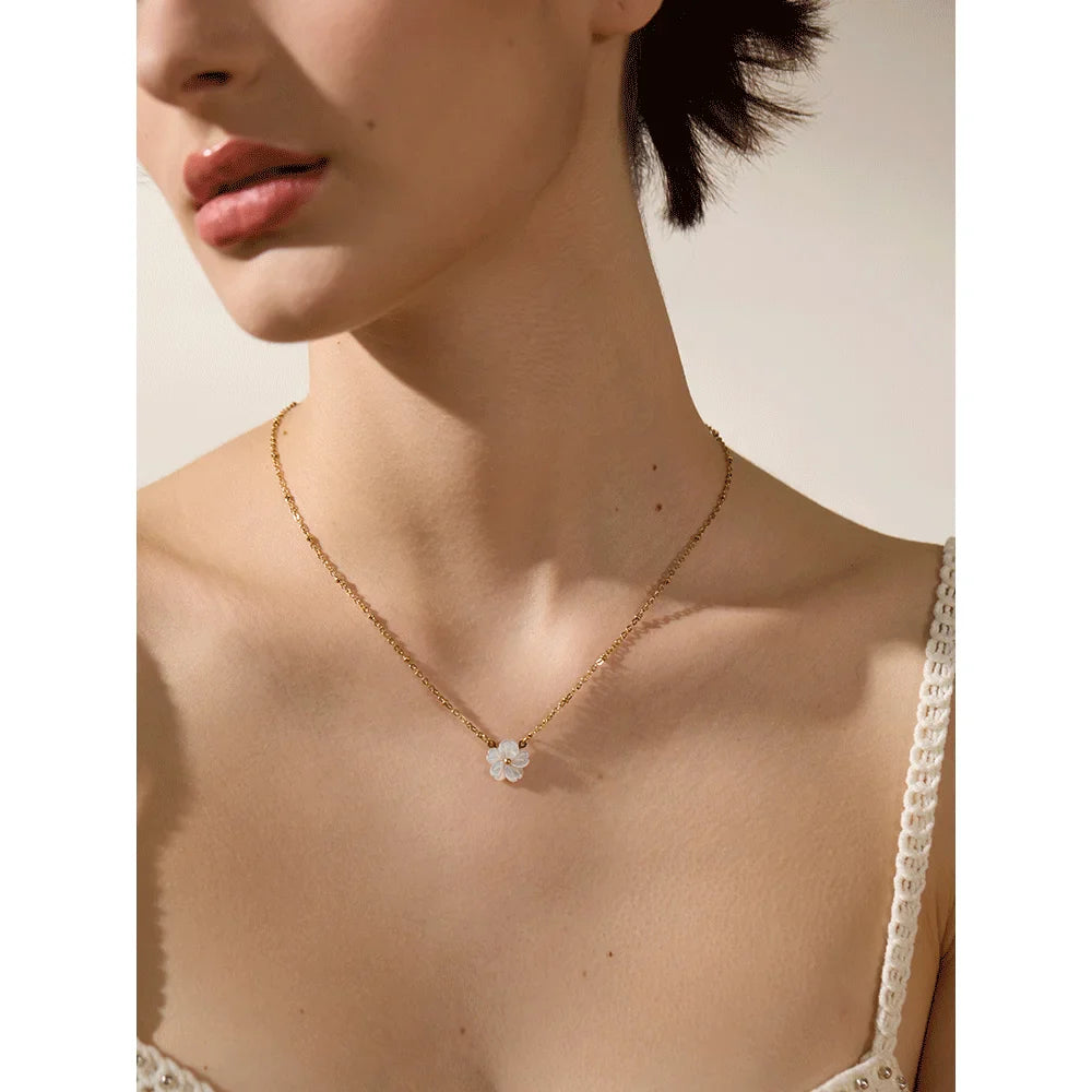 Collar con bonito colgante de flor blanca