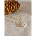 Collar con bonito colgante de flor blanca