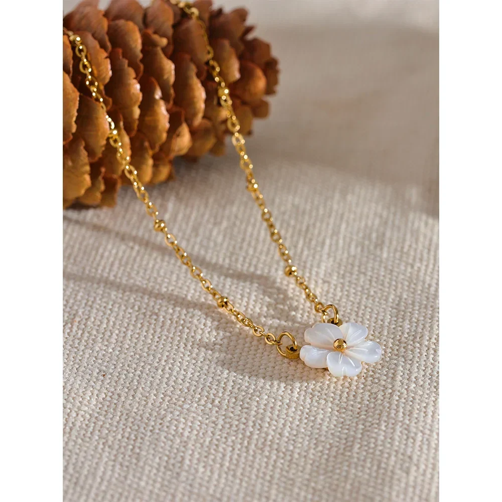 Collar con bonito colgante de flor blanca