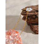 Collar con bonito colgante de flor blanca
