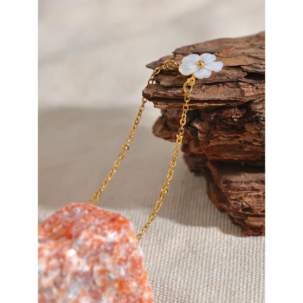 Collar con bonito colgante de flor blanca