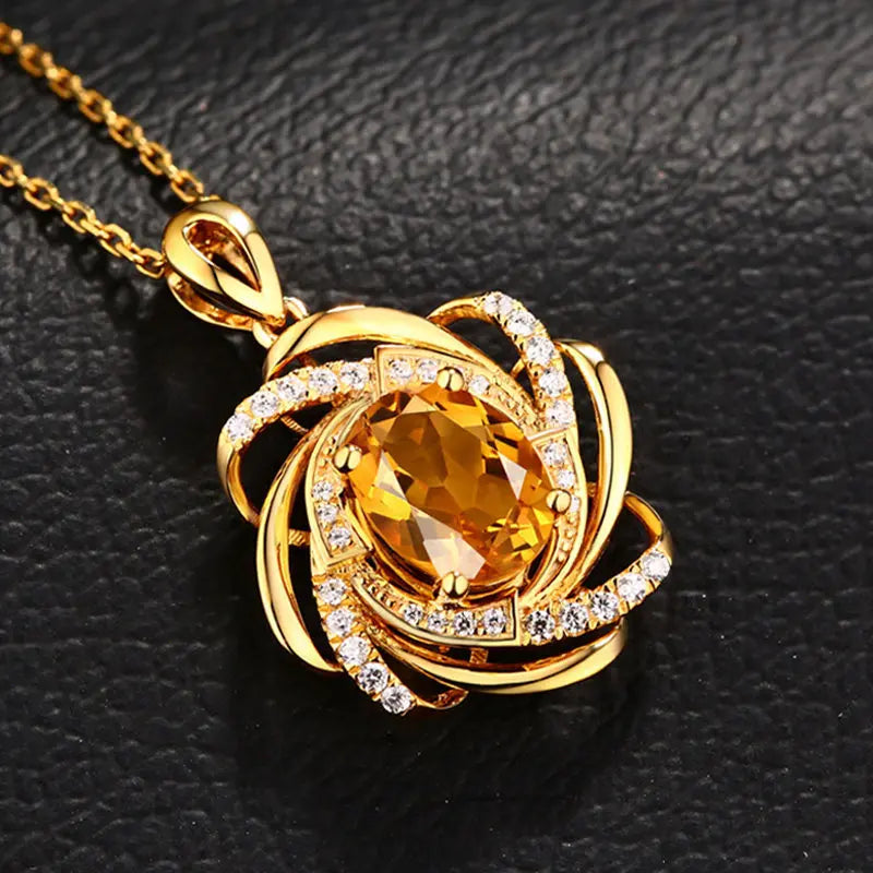Collar con bonito colgante de flor, perla y circonio dorado