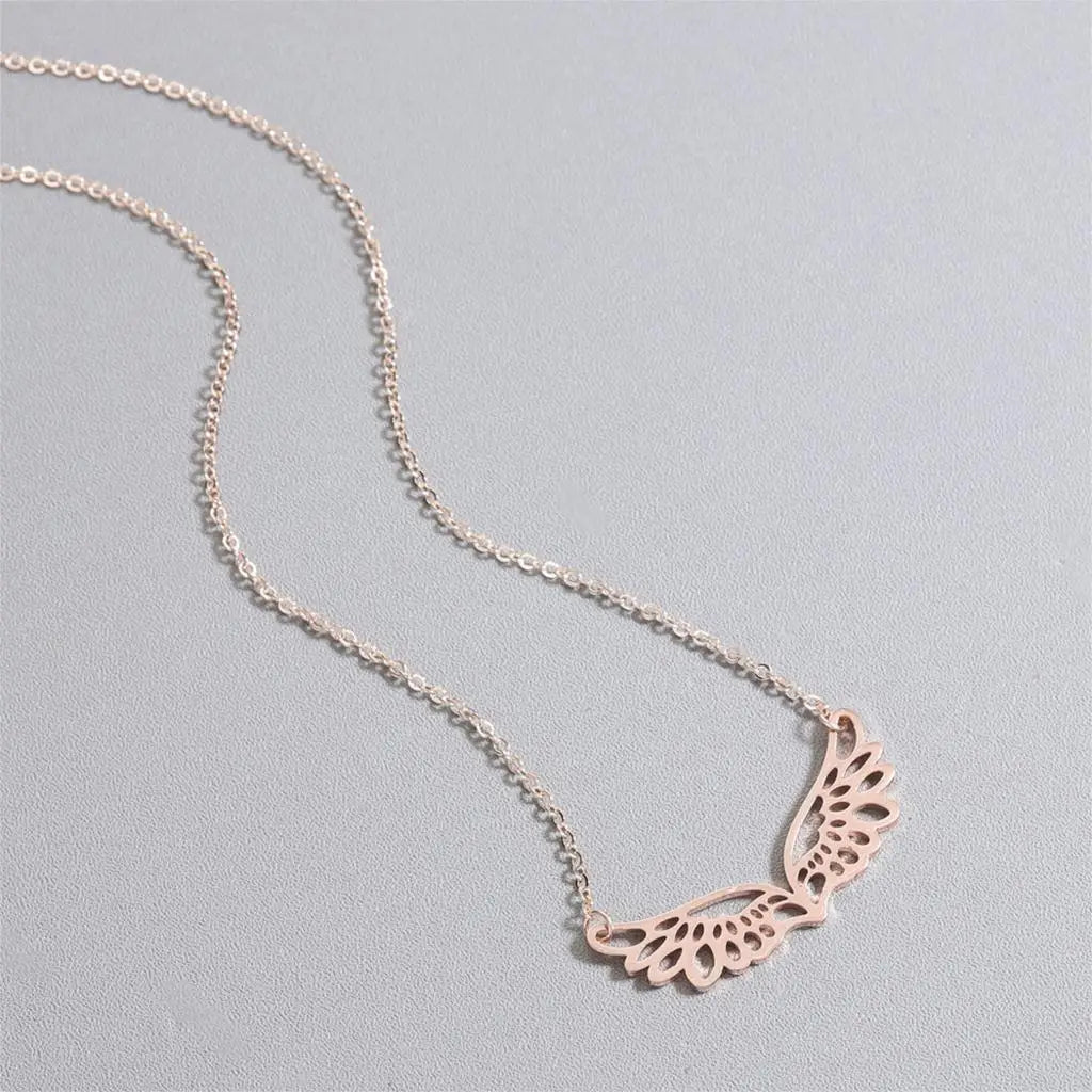 Collar con gran dije de alas de ángel oro rosa