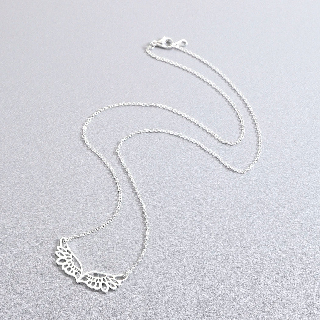 Collar con gran dije de alas de ángel plateado