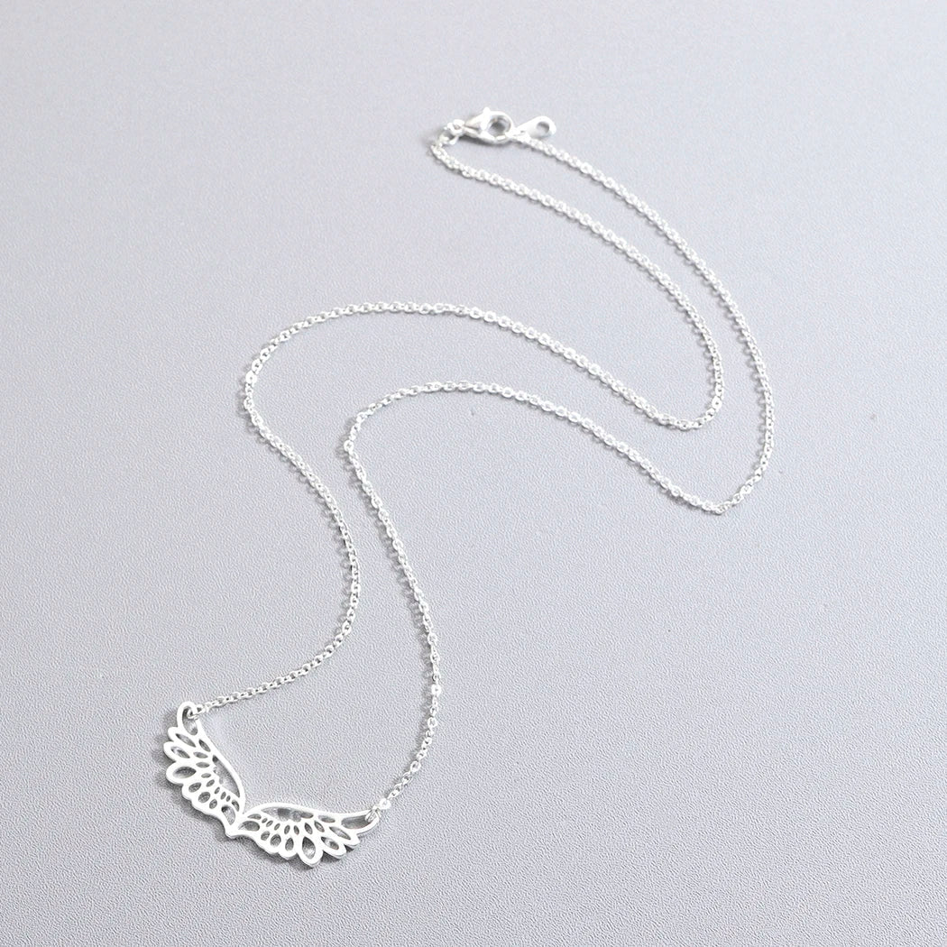 Collar con gran dije de alas de ángel plateado