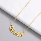 Collar con gran dije de alas de ángel dorado