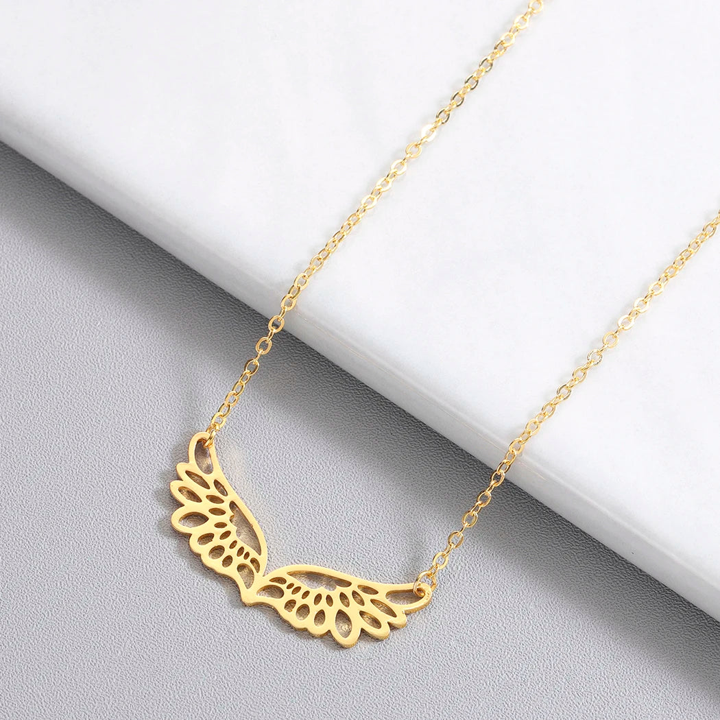 Collar con gran dije de alas de ángel dorado