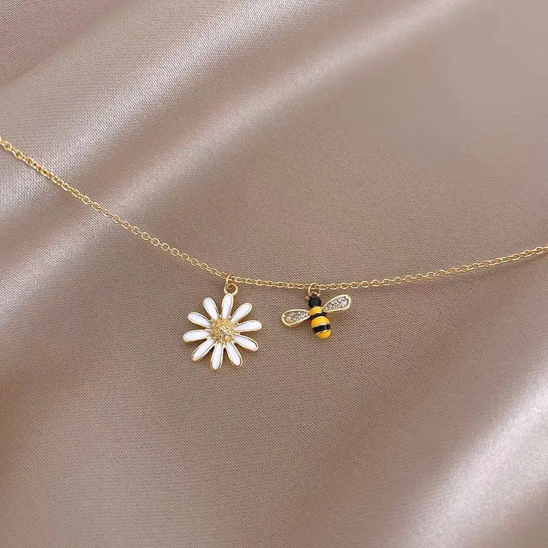 Collar con colgante de abeja y flor de margarita