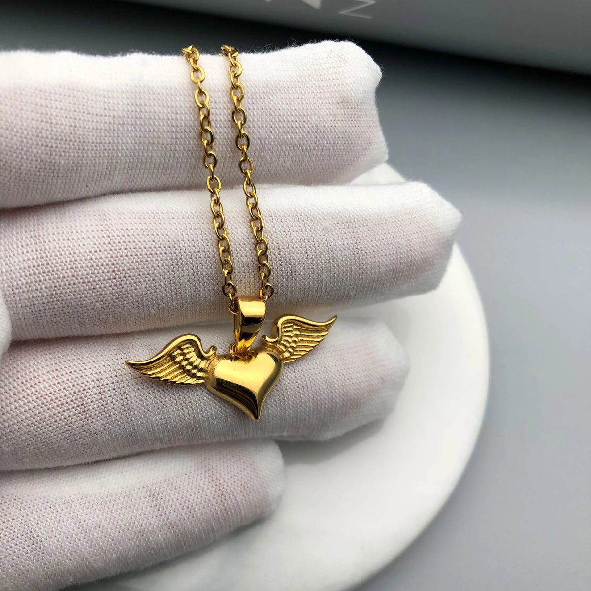 Collar con colgante de alas de ángel y corazón