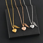 Collar relicario con colgante de alas de ángel y corazón plateado