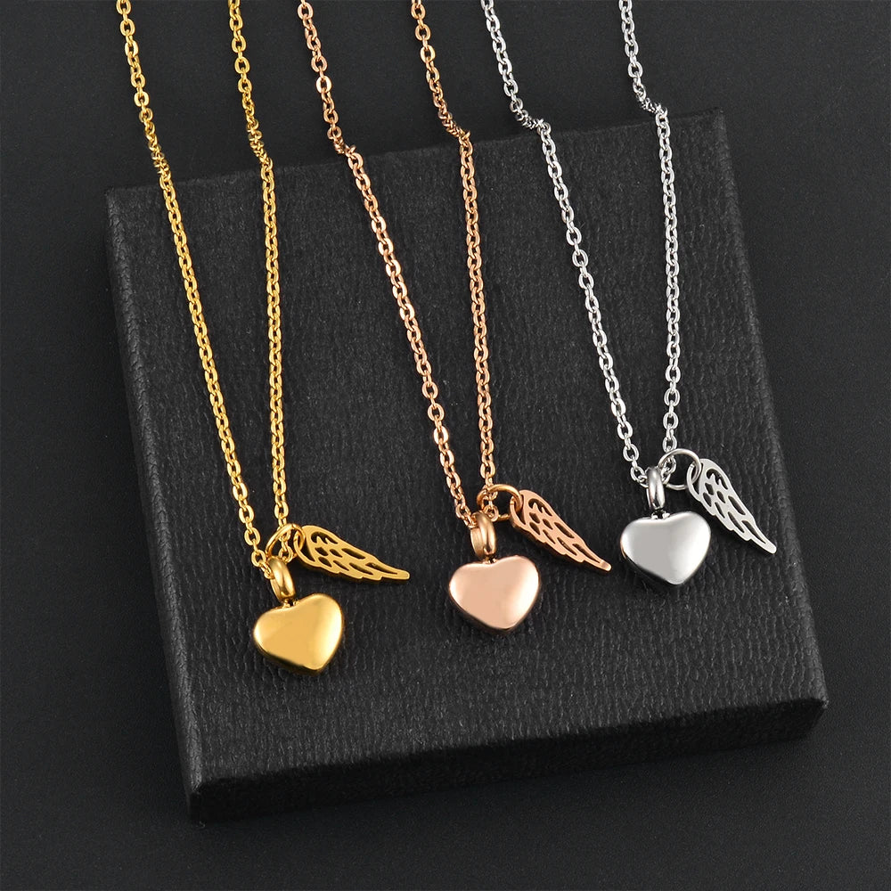 Collar relicario con colgante de alas de ángel y corazón plateado