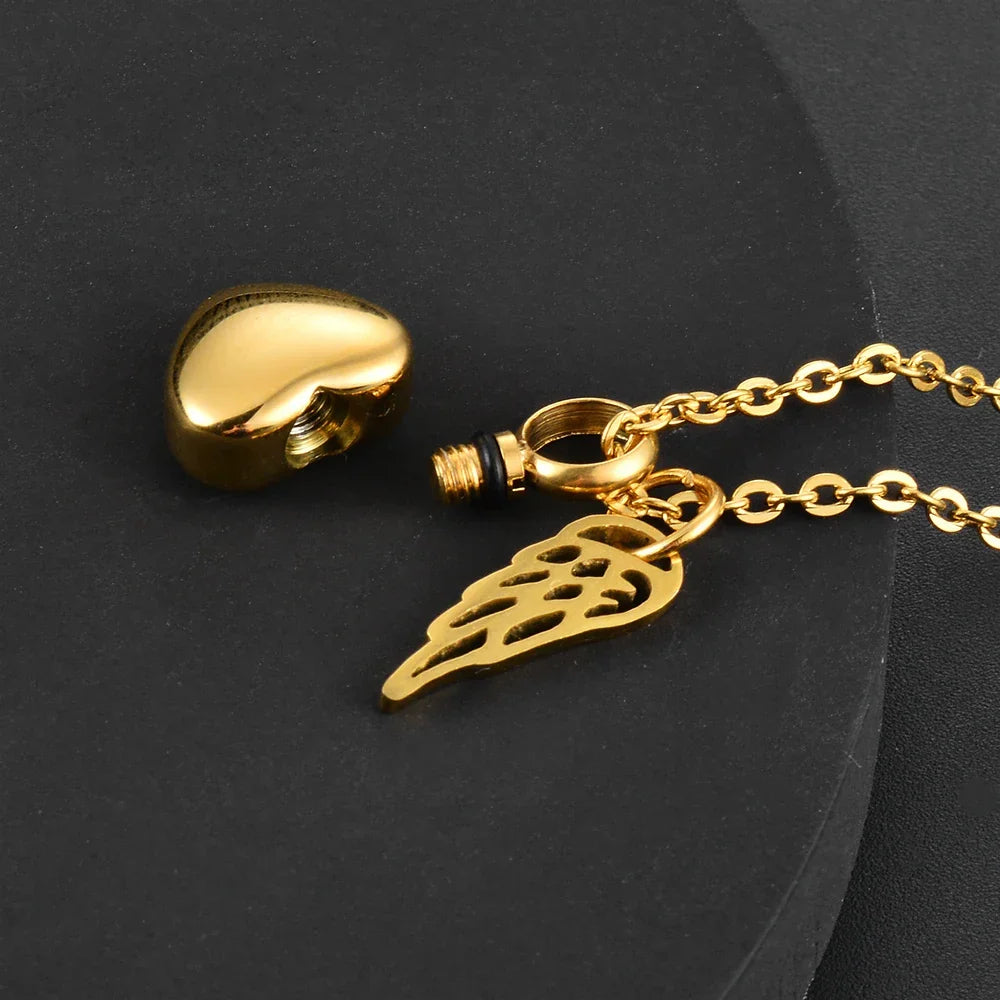 Collar relicario con colgante de alas de ángel y corazón