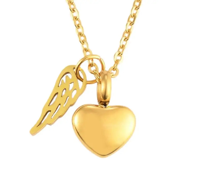 Collar relicario con colgante de alas de ángel y corazón dorado