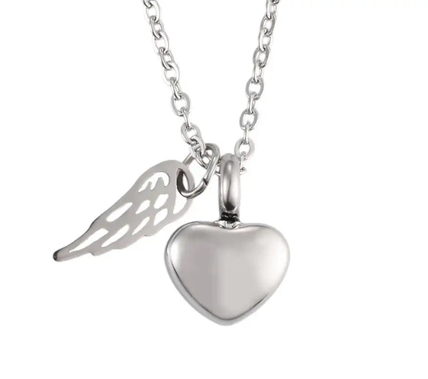 Collar relicario con colgante de alas de ángel y corazón plateado