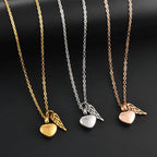 Collar relicario con colgante de alas de ángel y corazón dorado