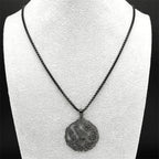 Collar con Colgante de Árbol con Pájaro negro