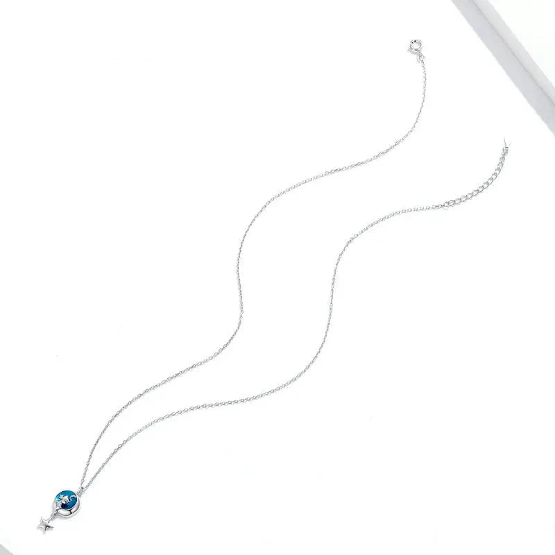 Collar con colgante decorado con luna y gato