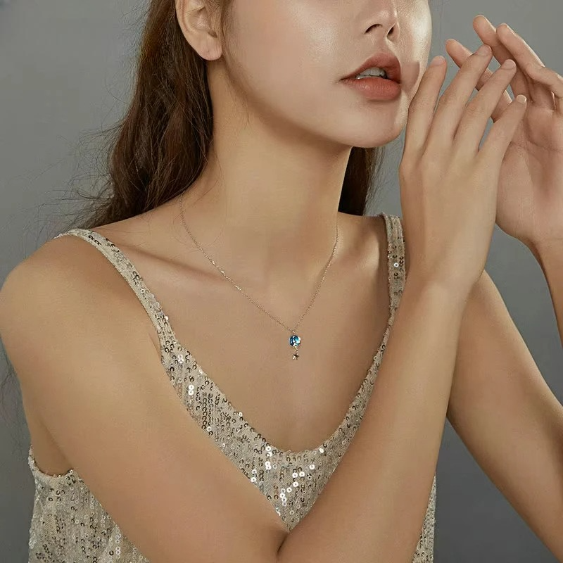 Collar con colgante decorado con luna y gato