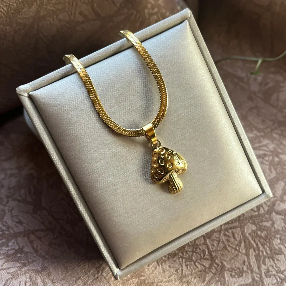 Collar con Colgante de Hongo dorado