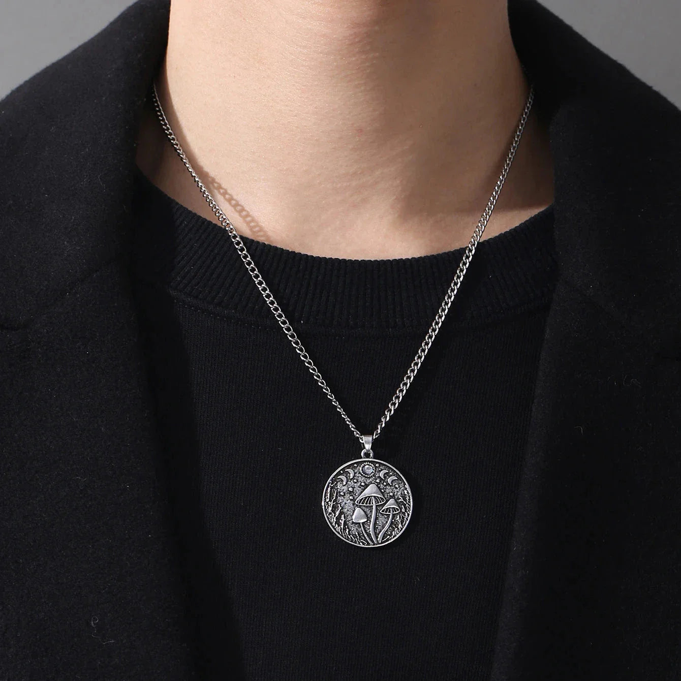 Collar con colgante de hongos