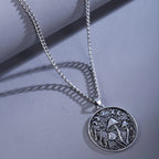 Collar con colgante de hongos