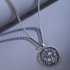Collar con colgante de hongos