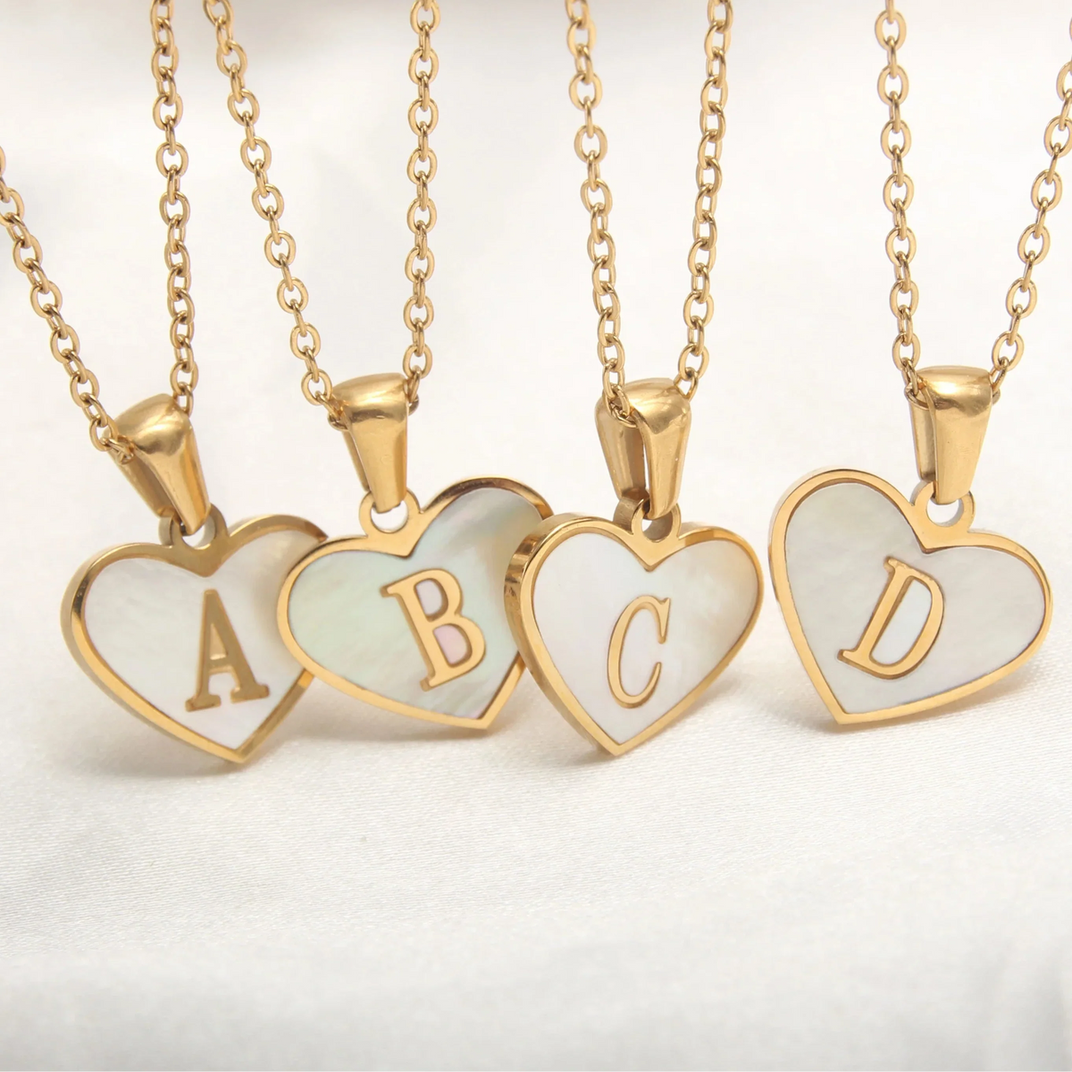 Collar con colgante de corazón blanco con inicial