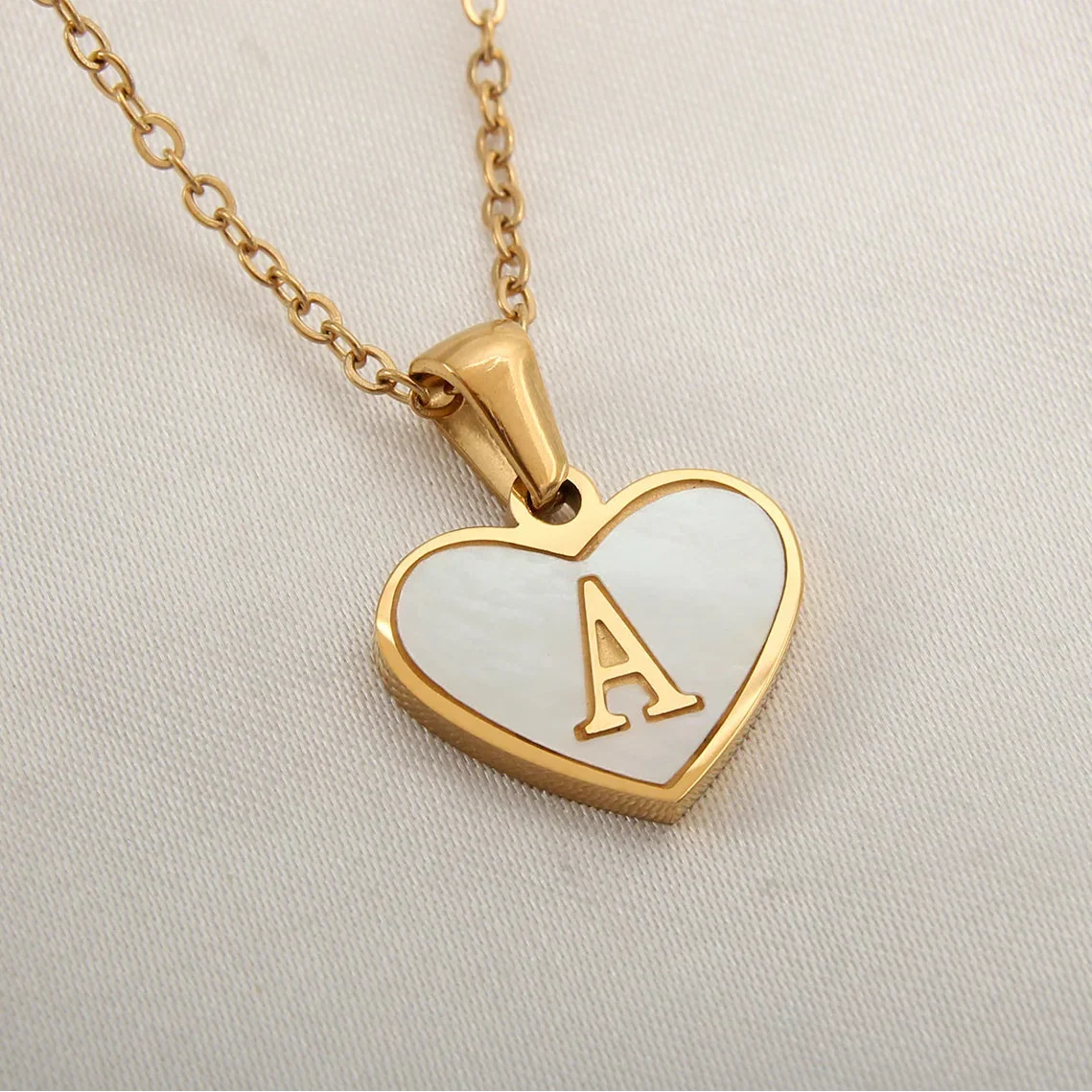 Collar con colgante de corazón blanco con inicial a