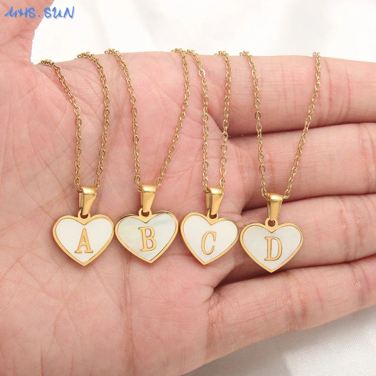 Collar con colgante de corazón blanco con inicial