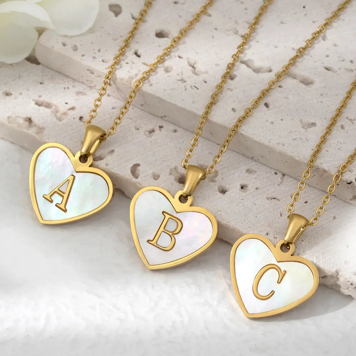 Collar con colgante de corazón blanco con inicial a