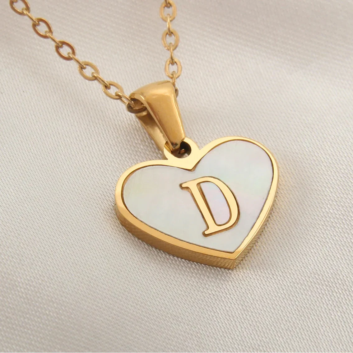 Collar con colgante de corazón blanco con inicial d