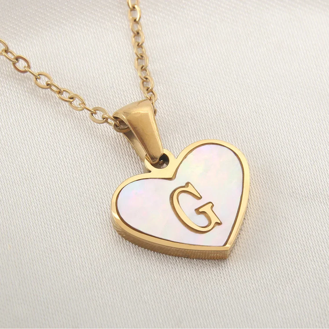 Collar con colgante de corazón blanco con inicial g