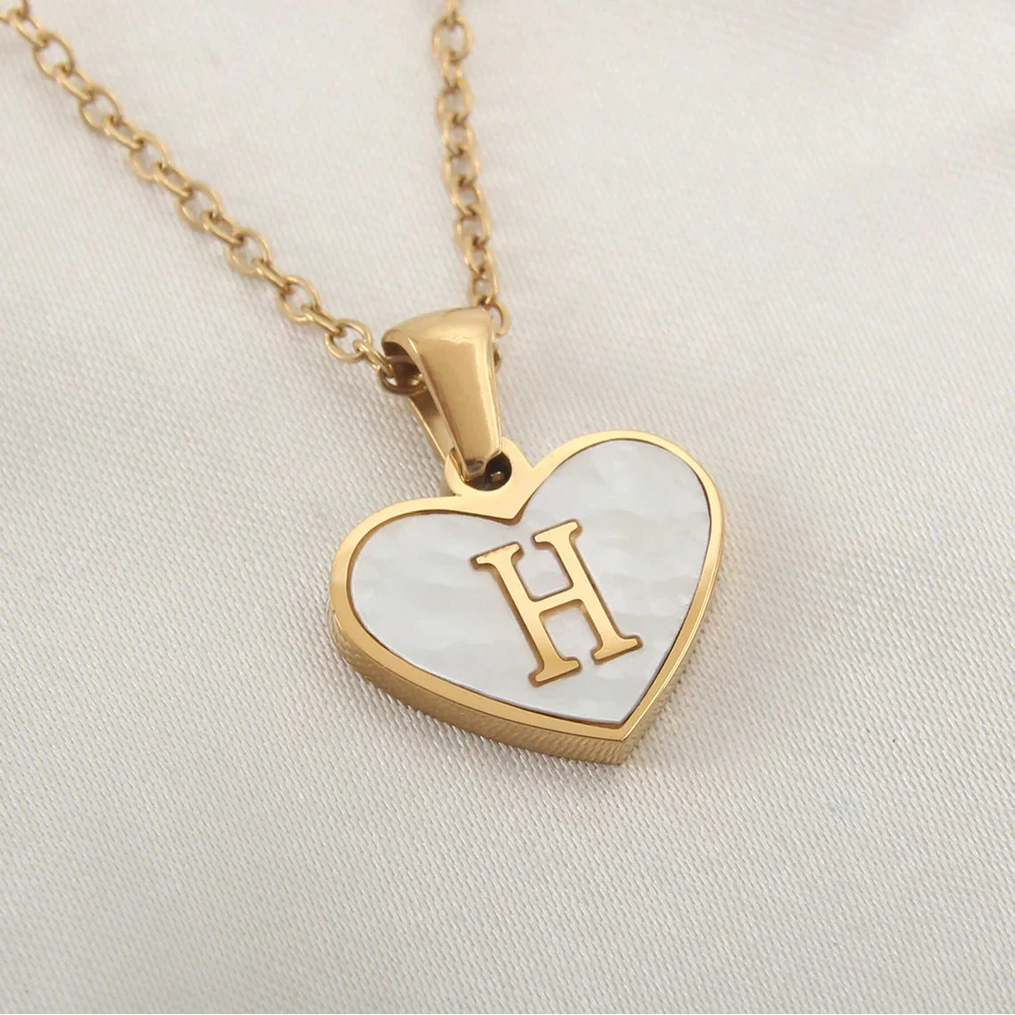 Collar con colgante de corazón blanco con inicial h