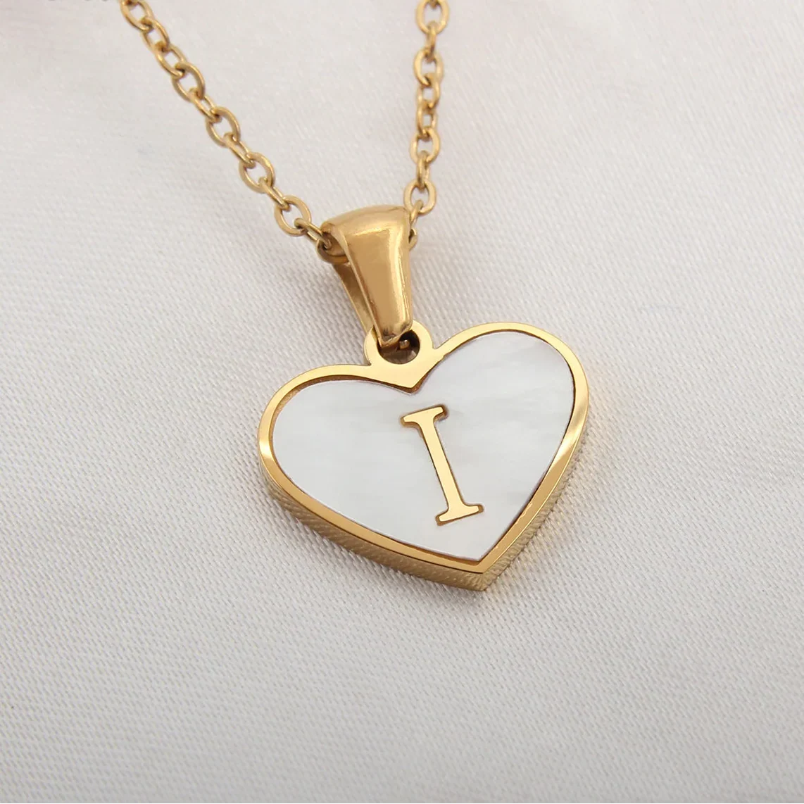 Collar con colgante de corazón blanco con inicial i