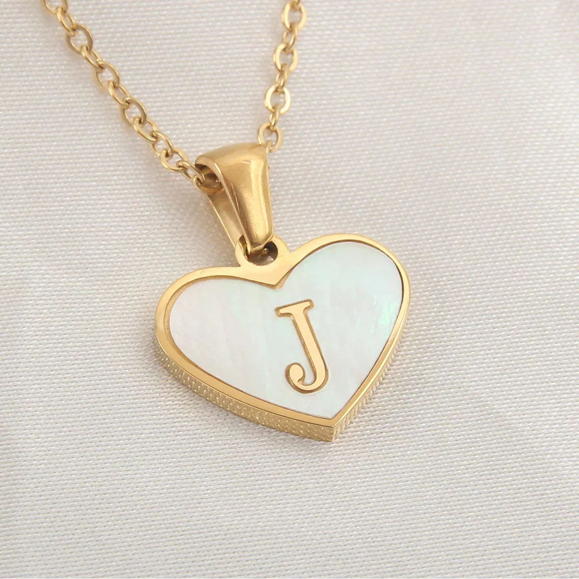 Collar con colgante de corazón blanco con inicial j