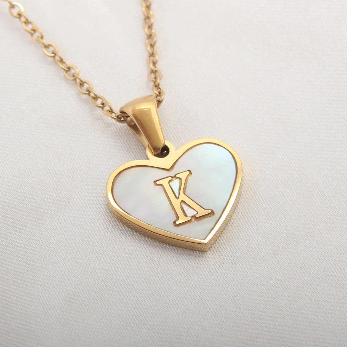 Collar con colgante de corazón blanco con inicial k