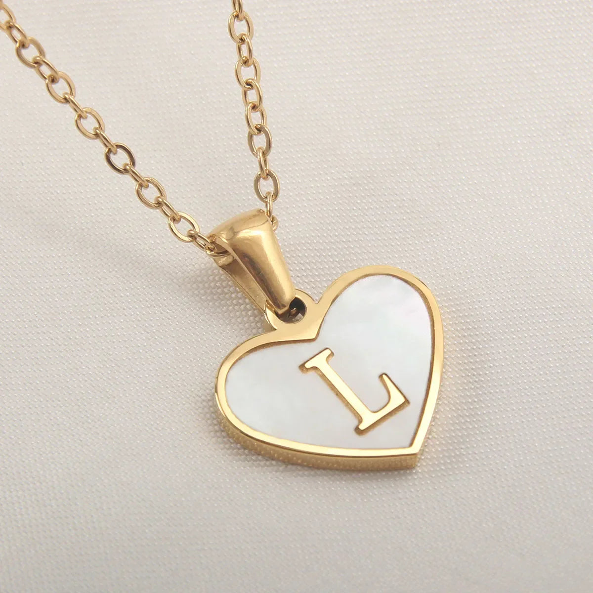 Collar con colgante de corazón blanco con inicial l