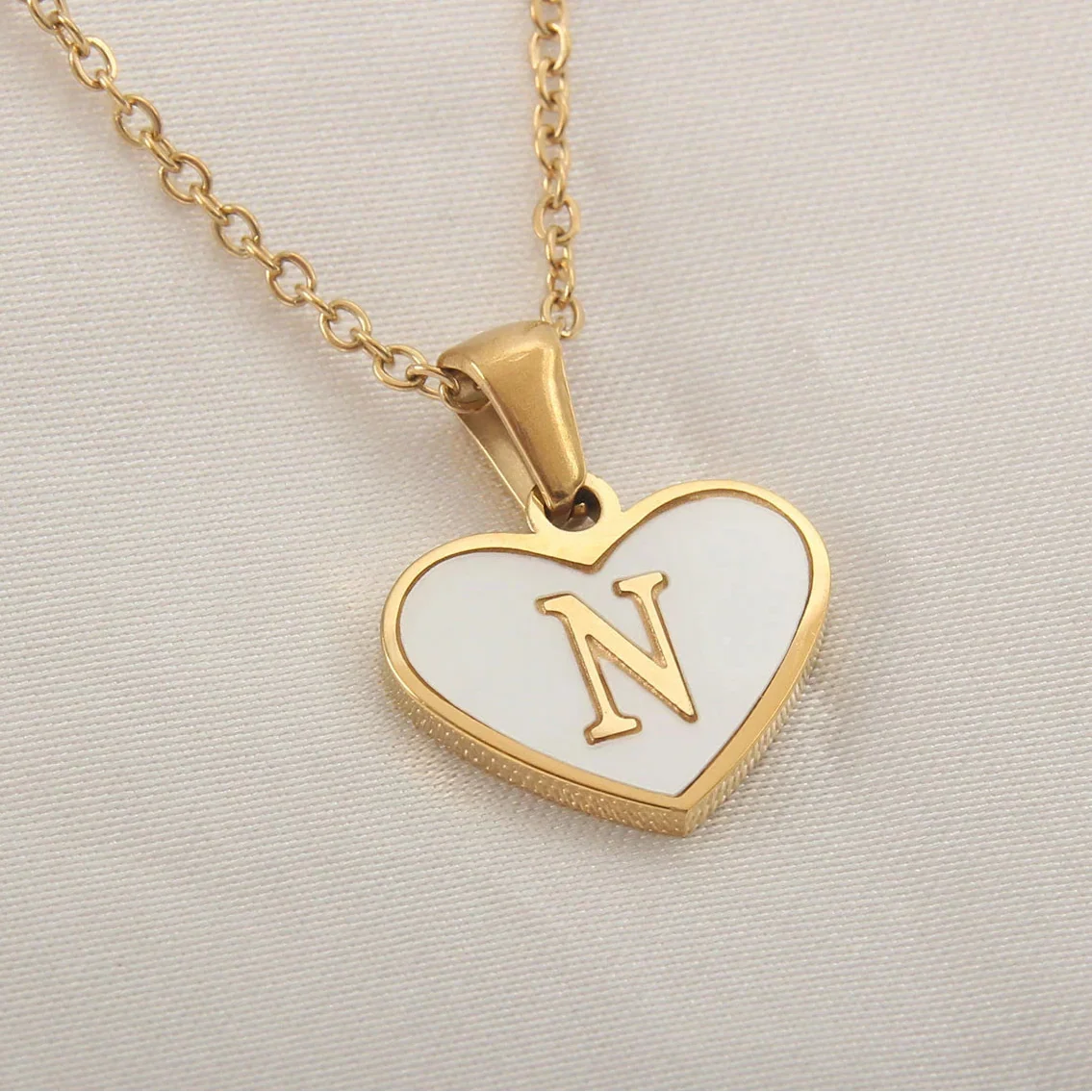 Collar con colgante de corazón blanco con inicial n
