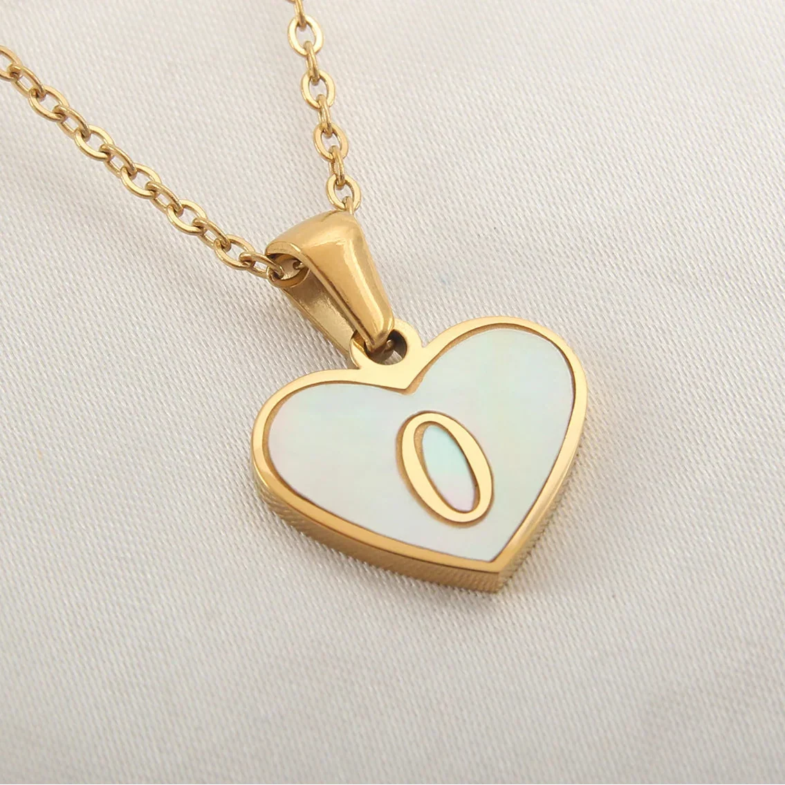 Collar con colgante de corazón blanco con inicial o