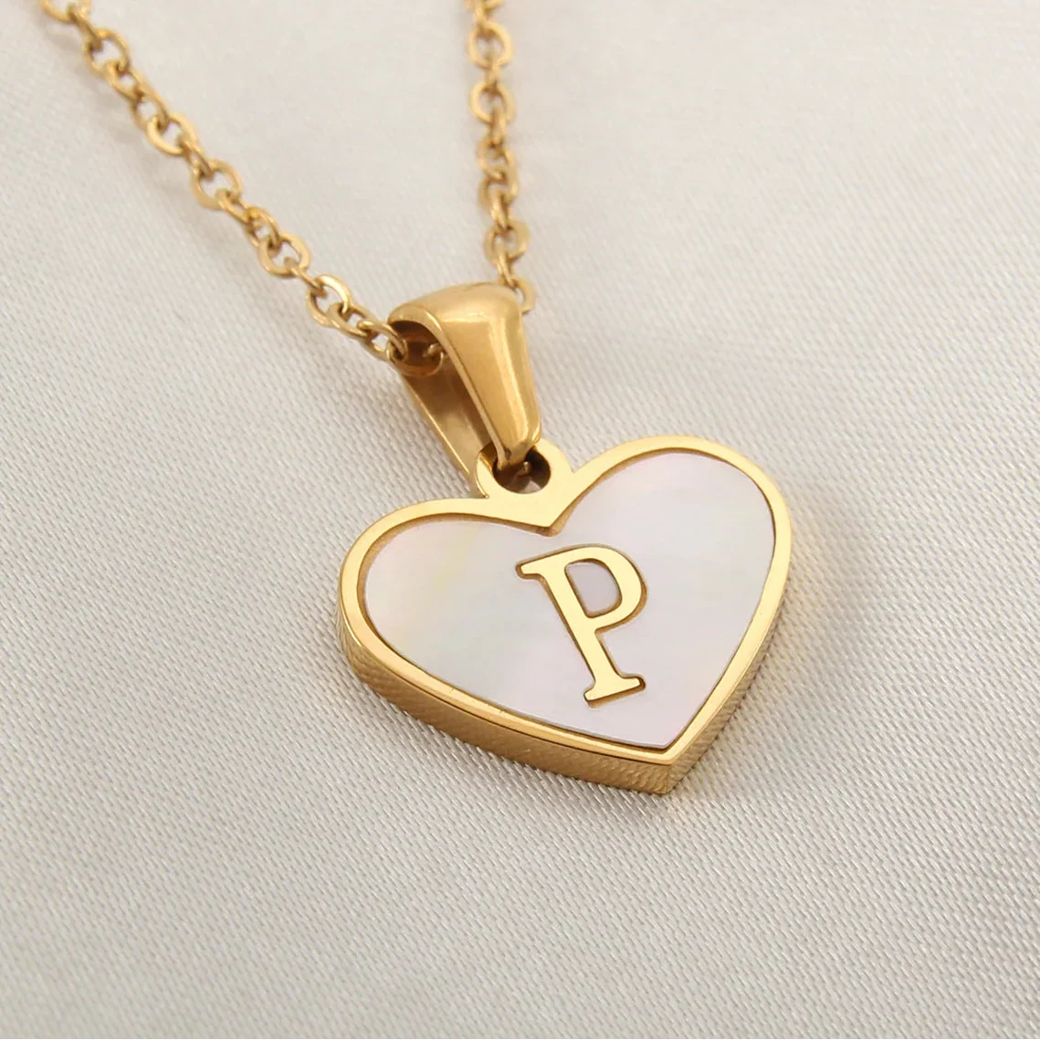 Collar con colgante de corazón blanco con inicial p