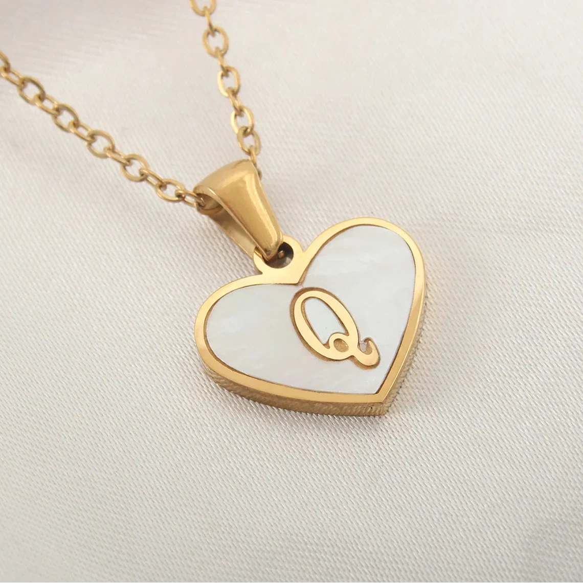 Collar con colgante de corazón blanco con inicial q