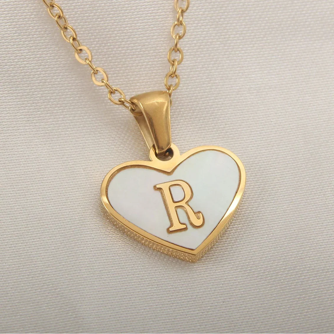 Collar con colgante de corazón blanco con inicial r