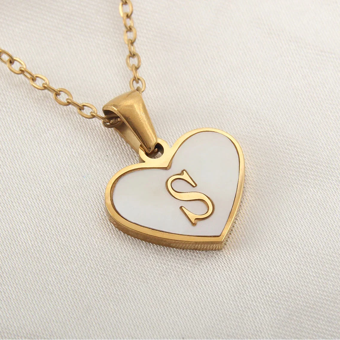 Collar con colgante de corazón blanco con inicial s