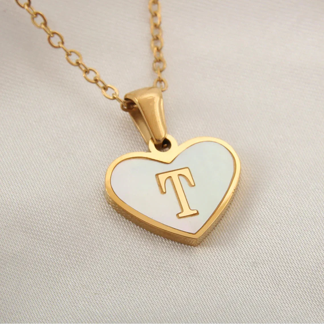 Collar con colgante de corazón blanco con inicial t