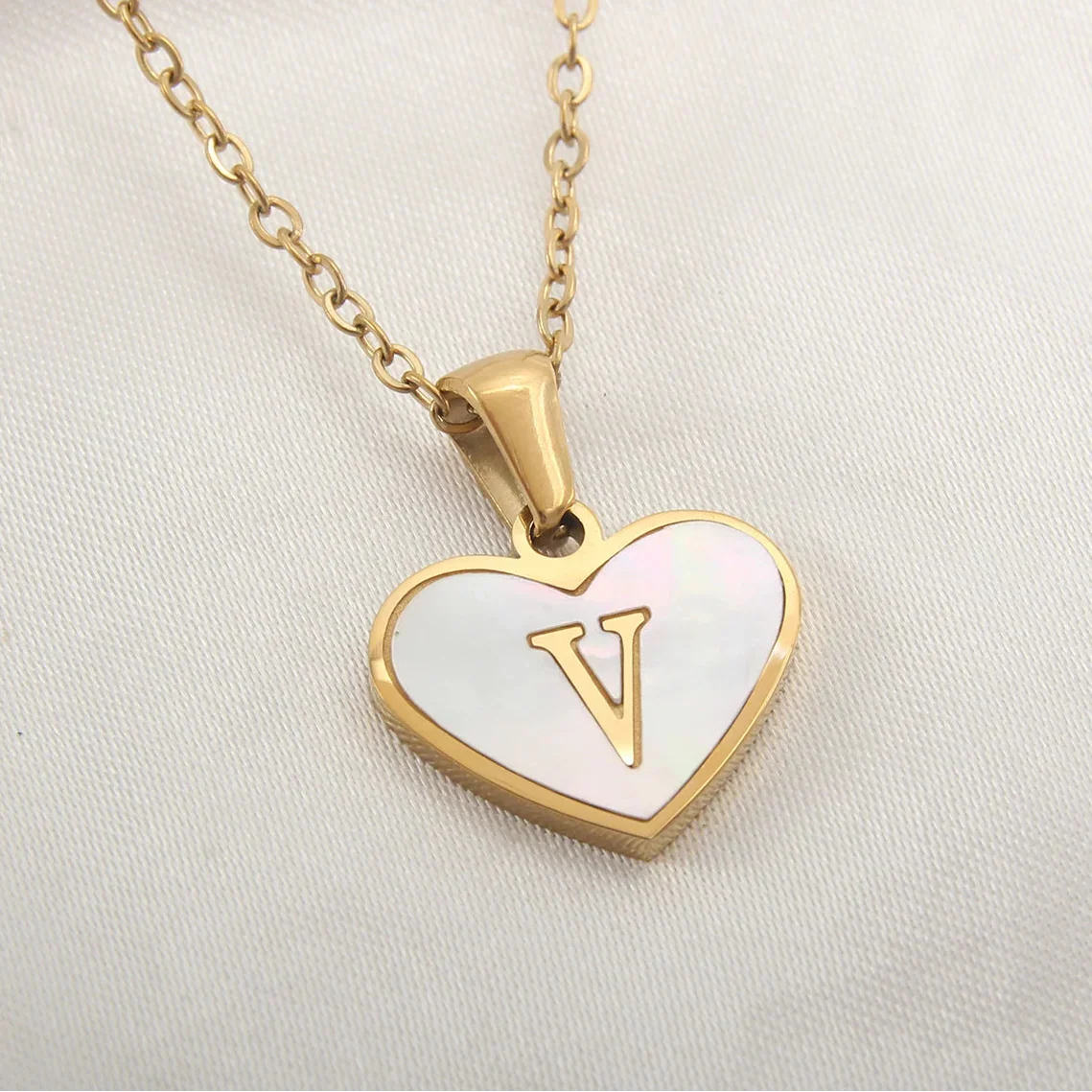 Collar con colgante de corazón blanco con inicial v