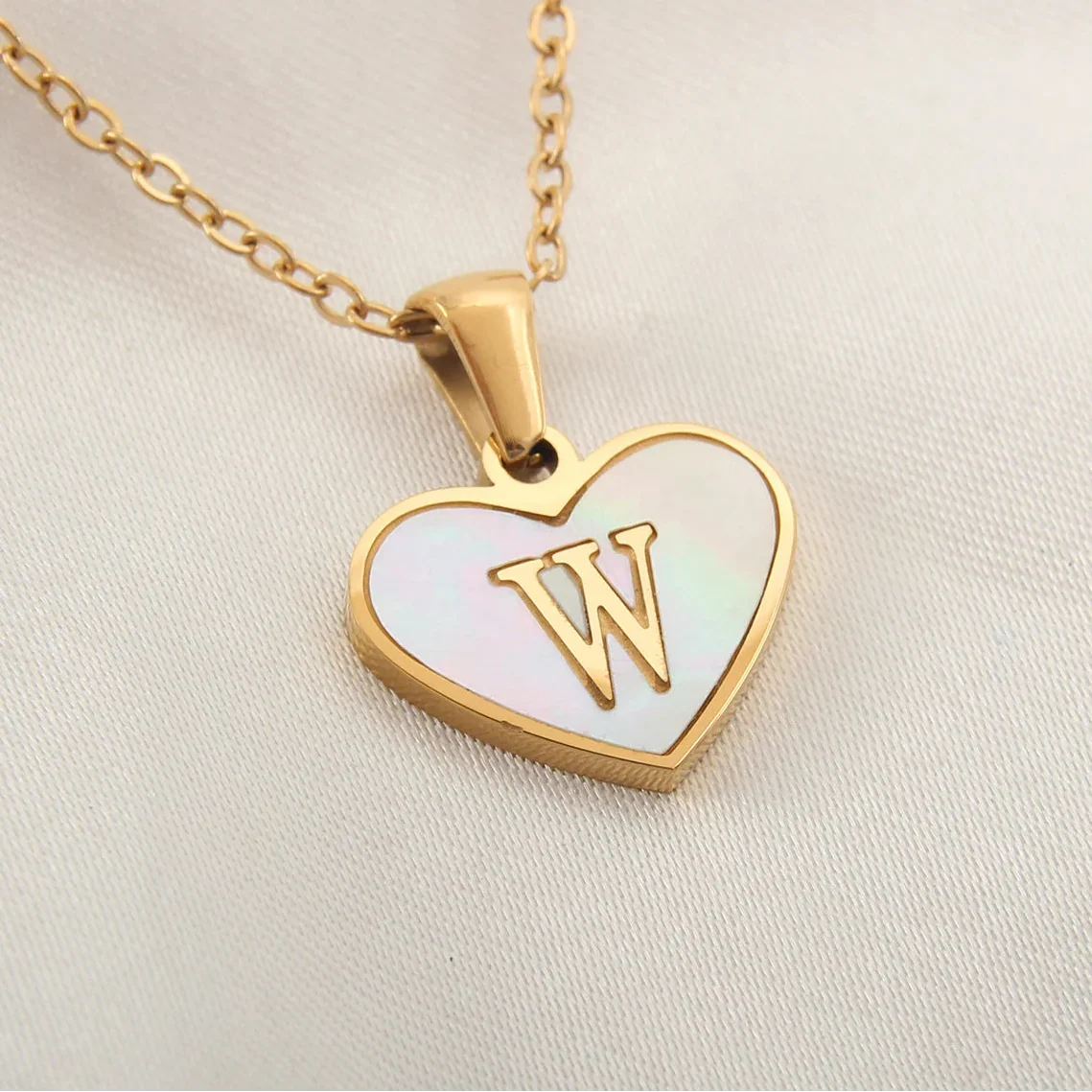 Collar con colgante de corazón blanco con inicial w